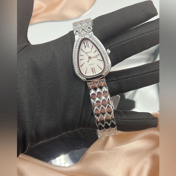 Elegant Teardrop Silver Quartz Watch - Picture 6 of 7